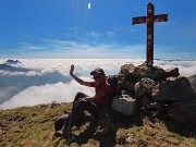 04 In vetta al Pes Gerna (2562 m) sopra le nuvole